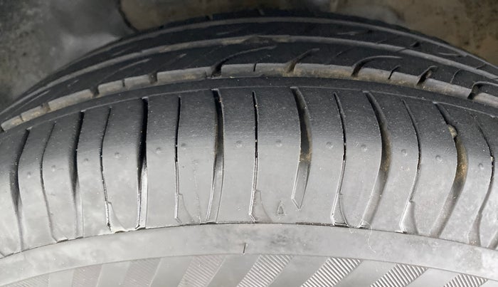 2015 Hyundai Elite i20 MAGNA 1.2, Petrol, Manual, 79,116 km, Left Front Tyre Tread
