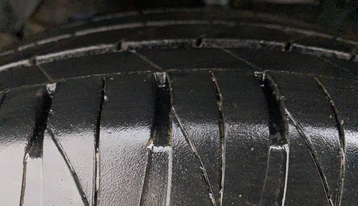 2016 Maruti Vitara Brezza ZDI, Diesel, Manual, 79,221 km, Left Front Tyre Tread