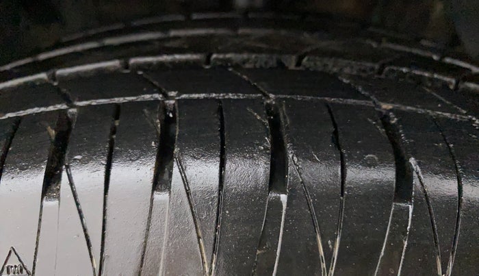 2016 Maruti Vitara Brezza ZDI, Diesel, Manual, 79,221 km, Right Front Tyre Tread