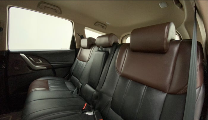 2015 Mahindra XUV500 W6, Diesel, Manual, 91,414 km, Right Side Rear Door Cabin