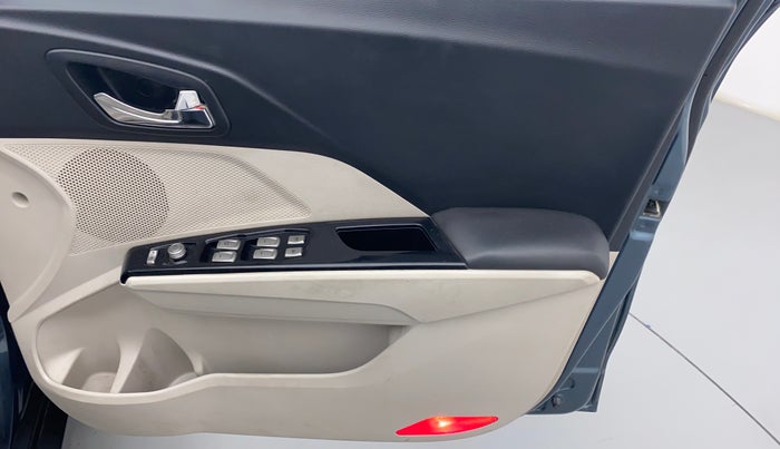 2019 Mahindra XUV300 W8(O), Diesel, Manual, 96,810 km, Driver Side Door Panels Control