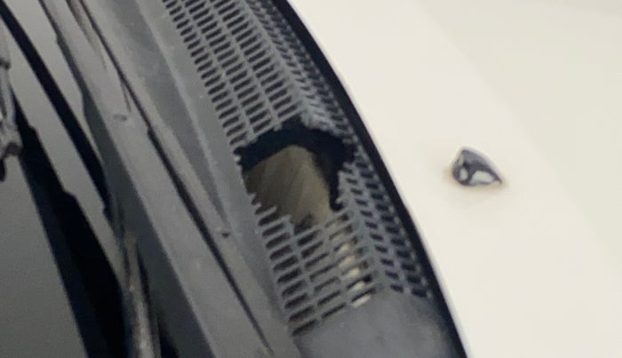 2011 Toyota Etios GD, Diesel, Manual, 78,975 km, Bonnet (hood) - Cowl vent panel has minor damage
