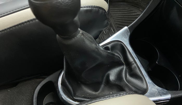2011 Toyota Etios G, Petrol, Manual, 55,173 km, Gear lever - Boot cover slightly torn
