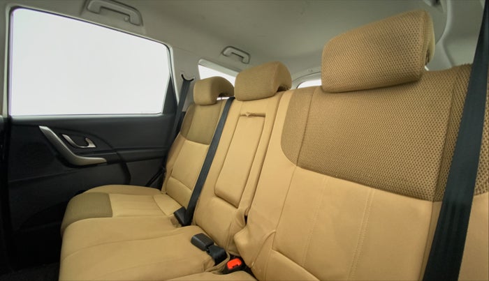 2019 Mahindra XUV500 W7 FWD, Diesel, Manual, 45,307 km, Right Side Rear Door Cabin