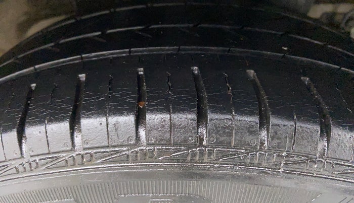 2017 Hyundai Xcent SX 1.2, Petrol, Manual, 27,432 km, Left Rear Tyre Tread