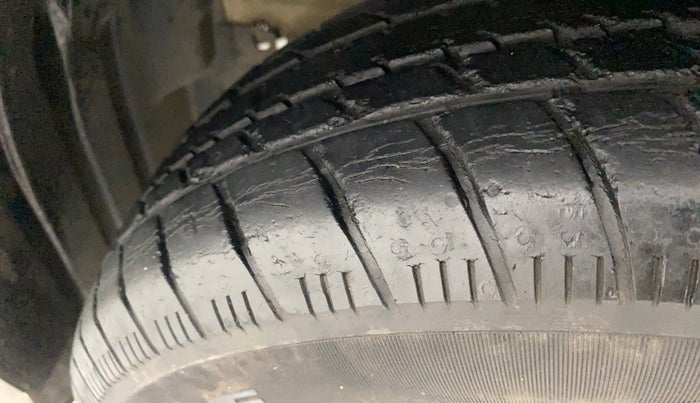 2015 Maruti Celerio ZXI, Petrol, Manual, 33,061 km, Left front tyre - Minor crack
