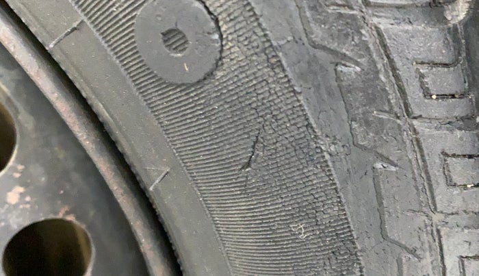 2015 Datsun Go T, Petrol, Manual, 34,437 km, Left front tyre - Minor crack