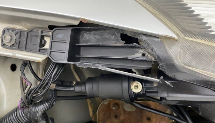 2015 Datsun Go T, Petrol, Manual, 34,437 km, Left headlight - Clamp has minor damage