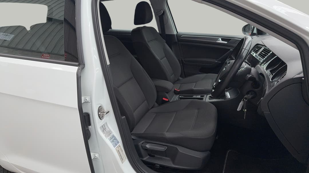 2018 Volkswagen Golf 110 Tsi Comfortline, Automatic, 90794 km, Right Side Front Door Cabin View
