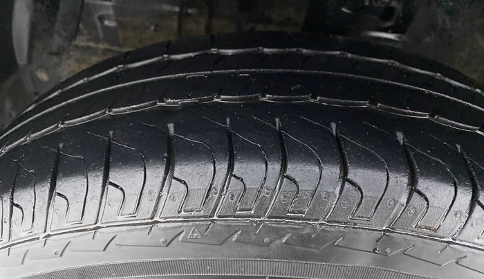 2017 Maruti Swift VXI D, Petrol, Manual, 55,354 km, Left Front Tyre Tread