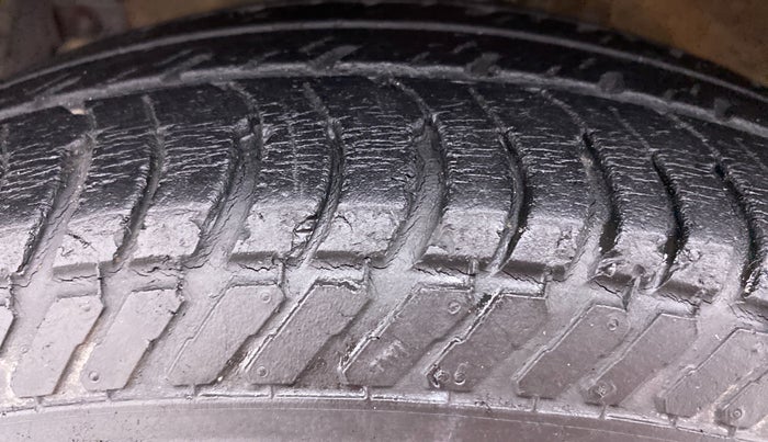 2014 Maruti Swift VXI D, Petrol, Manual, 31,963 km, Left Front Tyre Tread