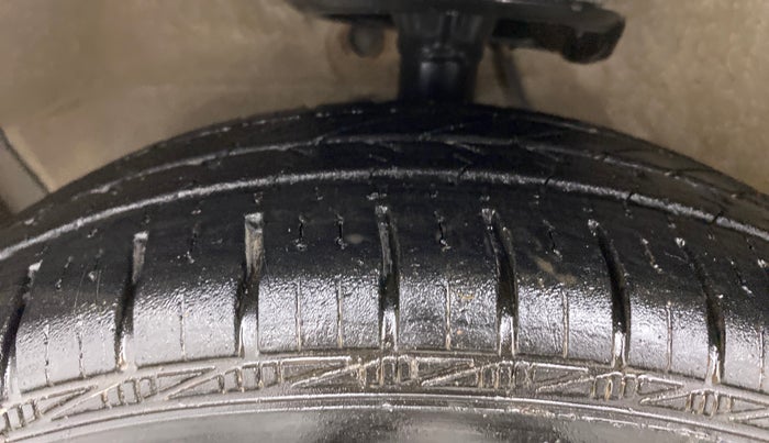 2014 Maruti Ritz VDI, Diesel, Manual, 79,319 km, Left Front Tyre Tread