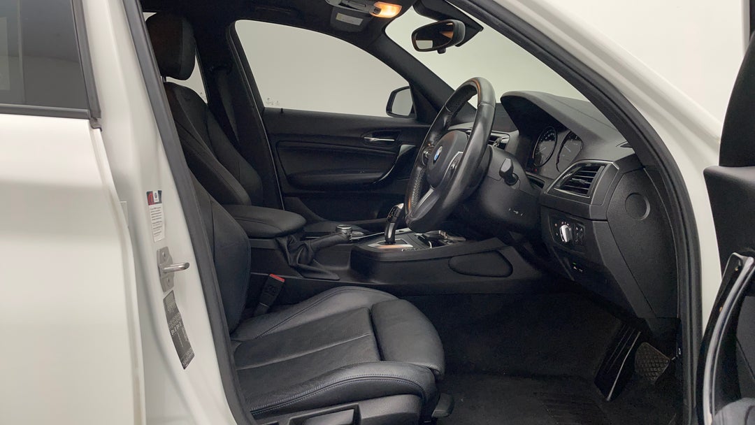 2018 BMW 1 18i Sport Line, Automatic, 130330 km, Right Side Front Door Cabin View