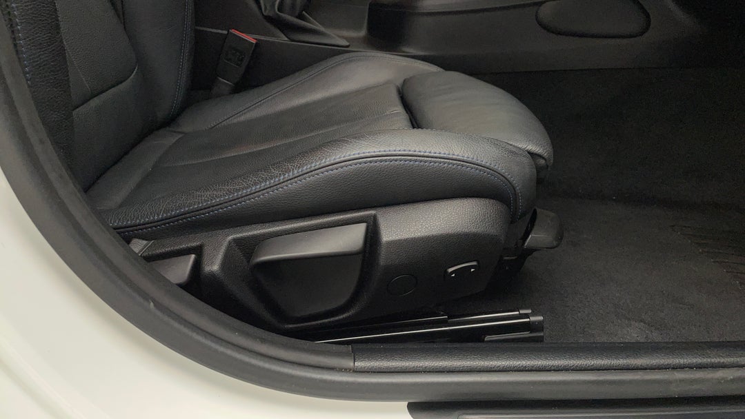 2018 BMW 1 18i Sport Line, Automatic, 130330 km, Drivers Side Adjustment Panel