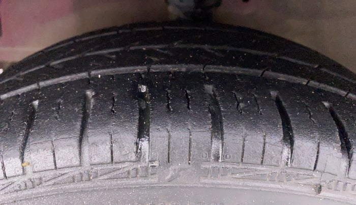 2018 Hyundai Eon ERA PLUS, Petrol, Manual, 21,644 km, Left Front Tyre Tread