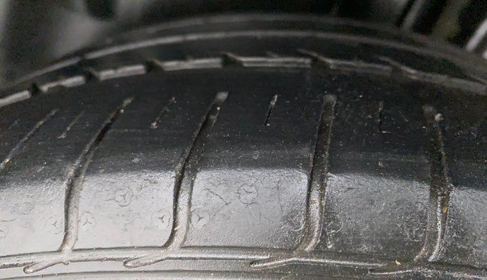 2013 Skoda Rapid ELEGANCE 1.6 MPI MT, Petrol, Manual, 42,359 km, Left Rear Tyre Tread