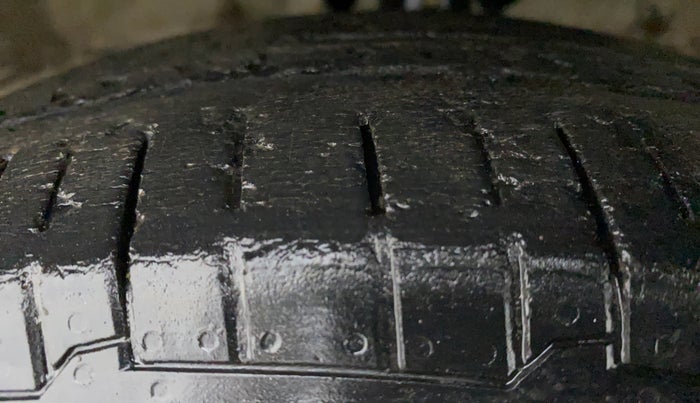 2011 Maruti Ritz VXI, Petrol, Manual, 81,162 km, Left Front Tyre Tread