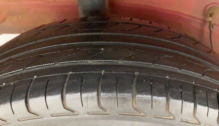 2015 Toyota Etios Liva V, Petrol, Manual, 70,386 km, Right Rear Tyre Tread