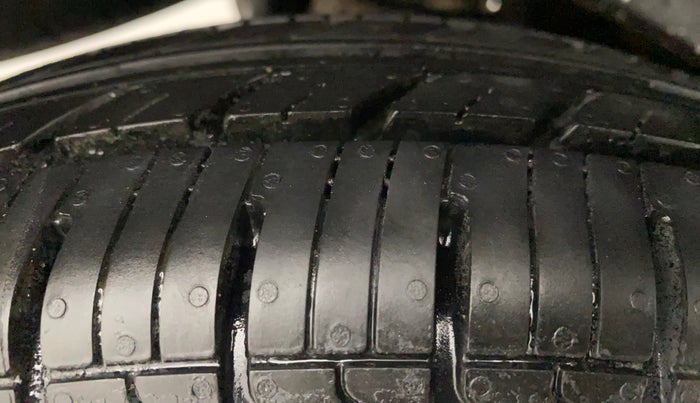 2014 Maruti Eeco 7 STR, Petrol, Manual, 47,079 km, Right Rear Tyre Tread