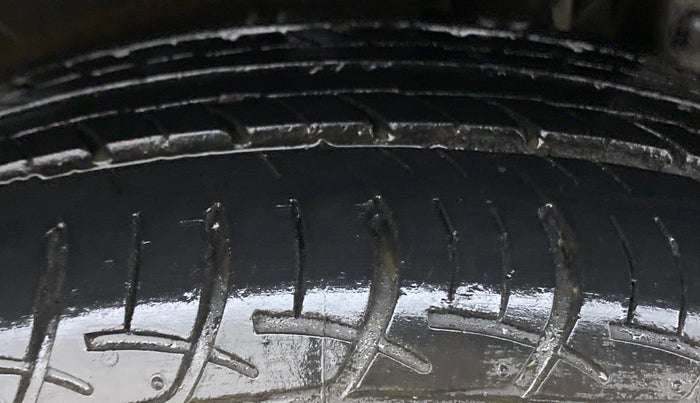 2014 Maruti Ertiga VXI CNG, CNG, Manual, 92,692 km, Left Rear Tyre Tread