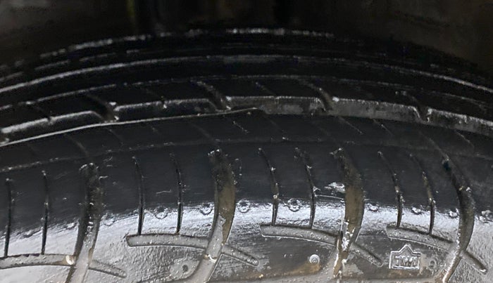 2014 Maruti Ertiga VXI CNG, CNG, Manual, 92,692 km, Left Front Tyre Tread