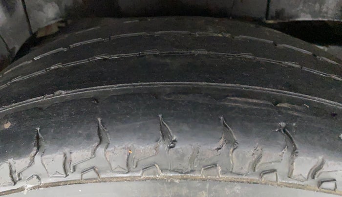 2019 Mahindra TUV300 T8, Diesel, Manual, 57,832 km, Right Rear Tyre Tread