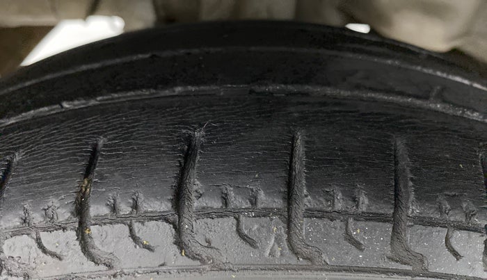 2015 Hyundai Eon ERA PLUS, Petrol, Manual, 47,975 km, Right Rear Tyre Tread
