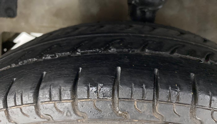 2015 Hyundai Eon ERA PLUS, Petrol, Manual, 47,975 km, Left Front Tyre Tread