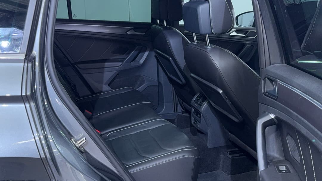 2019 Volkswagen Tiguan 162 Tsi Highline, Automatic, 66992 km, Right Side Rear Door Cabin View