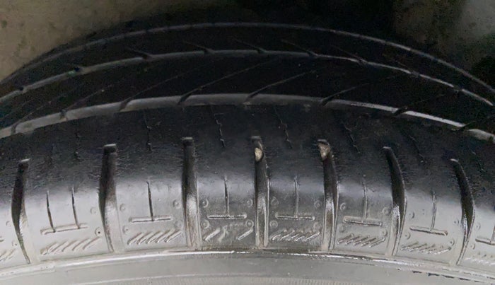 2013 Maruti Ertiga ZXI, Petrol, Manual, 66,660 km, Right Front Tyre Tread