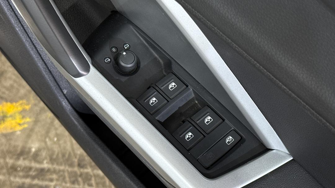 2020 Audi Q3 35 Tfsi, Automatic, 46766 km, Drivers Side Door Panel Controls