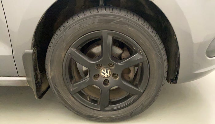 2014 Volkswagen Vento HIGHLINE 1.6 MPI, Petrol, Manual, 71,432 km, Right Front Wheel