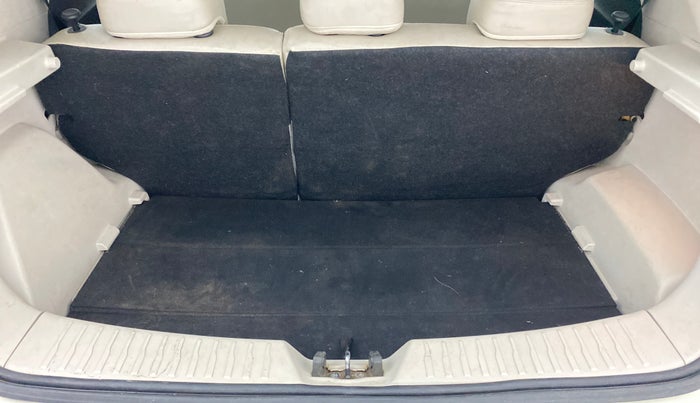 2019 Mahindra XUV300 W8 1.5 DIESEL, Diesel, Manual, 69,216 km, Dicky (Boot door) - Parcel tray missing