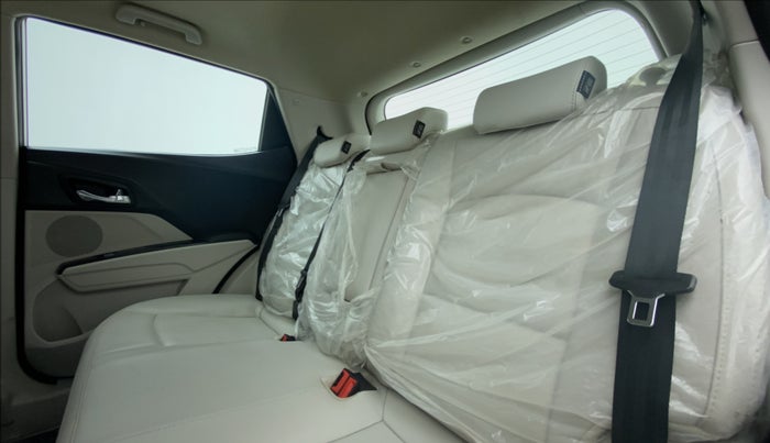 2020 Mahindra XUV300 W8 (O) 1.5 DIESEL AMT, Diesel, Automatic, 38,981 km, Right Side Rear Door Cabin