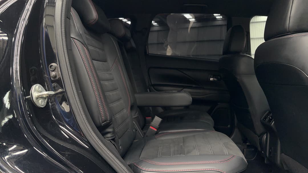 2020 Mitsubishi Outlander Black Edition 7 Seat (2WD), Automatic, 113014 km, Right Side Rear Door Cabin View