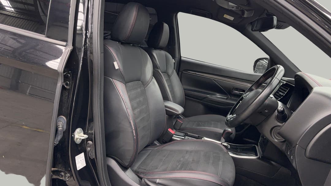 2020 Mitsubishi Outlander Black Edition 7 Seat (2WD), Automatic, 113014 km, Right Side Front Door Cabin View