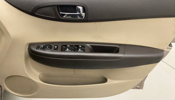 2013 Hyundai i20 MAGNA 1.2, Petrol, Manual, 45,077 km, Driver Side Door Panels Control