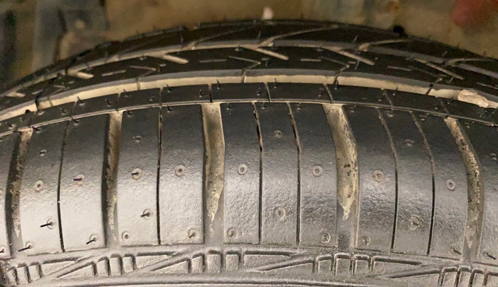2016 Maruti Swift Dzire VXI, Petrol, Manual, 85,863 km, Left Front Tyre Tread