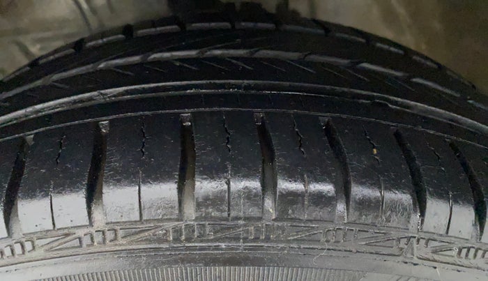2011 Toyota Etios V, Petrol, Manual, Left Front Tyre Tread