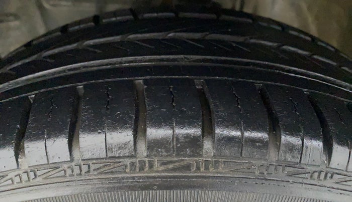 2011 Toyota Etios V, Petrol, Manual, Right Rear Tyre Tread