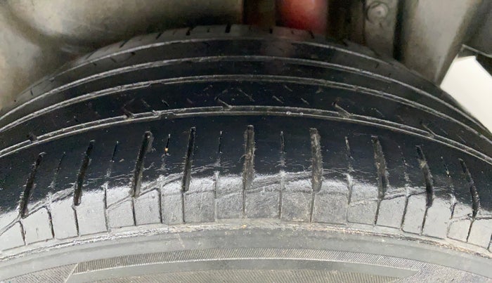 2015 Maruti Swift Dzire LXI (O), Petrol, Manual, 86,585 km, Left Rear Tyre Tread
