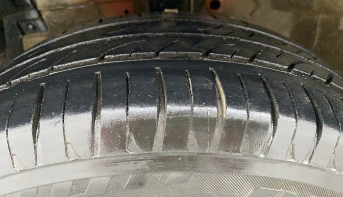 2015 Maruti Swift Dzire LXI (O), Petrol, Manual, 86,585 km, Left Front Tyre Tread