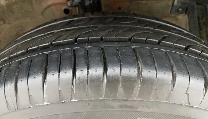 2015 Maruti Swift Dzire LXI (O), Petrol, Manual, 86,585 km, Right Front Tyre Tread