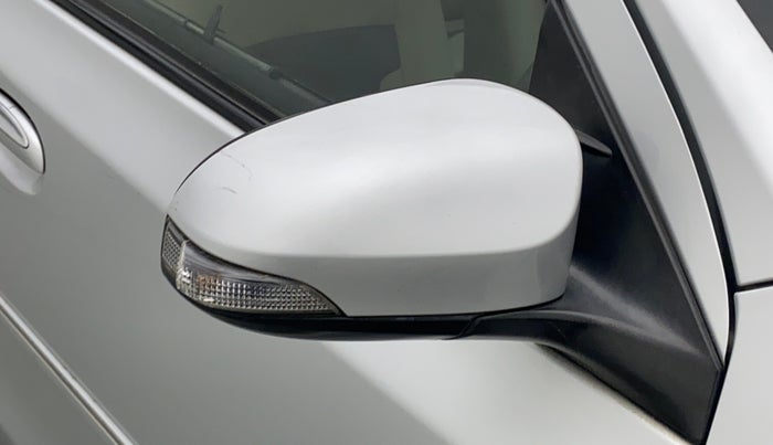 2014 Toyota Etios V, Petrol, Manual, 61,719 km, Right rear-view mirror - Indicator light has minor damage