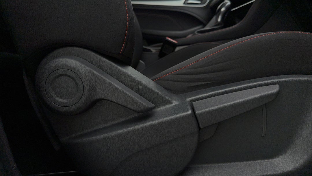 2022 MG Zst Core, Automatic, 28986 km, Drivers Side Adjustment Panel