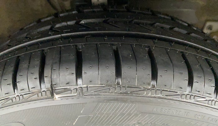 2014 Volkswagen Vento HIGHLINE PETROL, Petrol, Manual, 70,036 km, Right Front Tyre Tread
