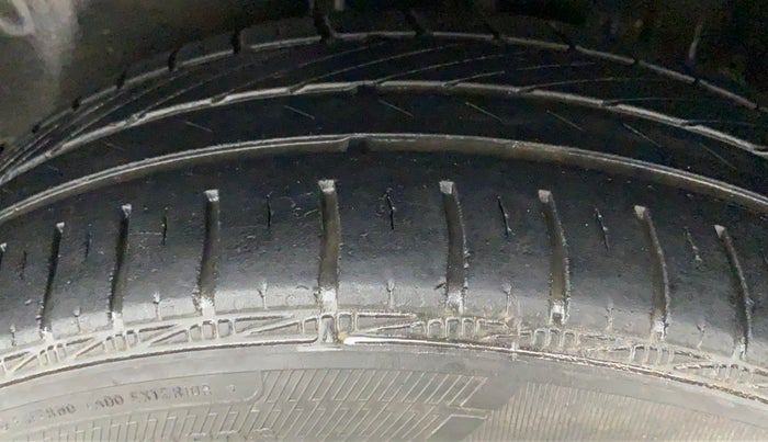 2014 Volkswagen Vento HIGHLINE PETROL, Petrol, Manual, 70,036 km, Left Rear Tyre Tread