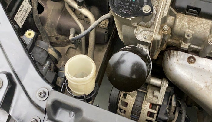 2014 Volkswagen Vento HIGHLINE PETROL, Petrol, Manual, 70,036 km, Front windshield - Wiper bottle cap missing