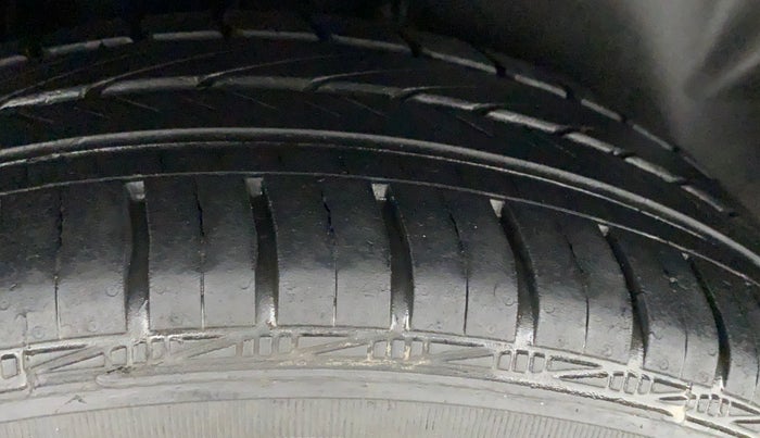 2014 Volkswagen Vento HIGHLINE PETROL, Petrol, Manual, 70,036 km, Right Rear Tyre Tread