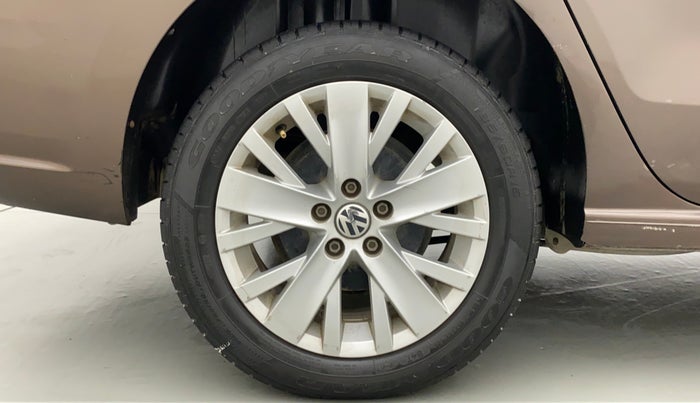 2014 Volkswagen Vento HIGHLINE PETROL, Petrol, Manual, 70,036 km, Right Rear Wheel
